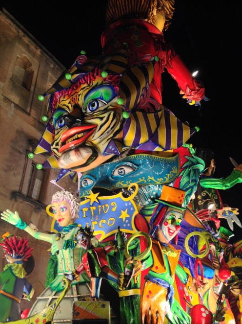 6 ARRIVA IL CIRCO DIETRO